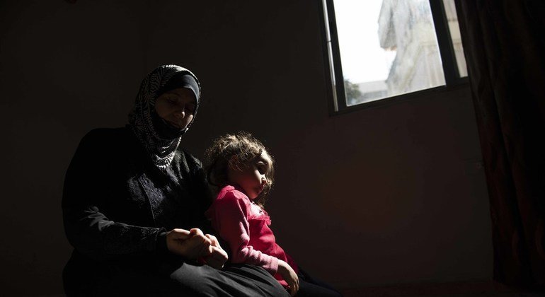 بعد عشر سنوات من بدء الأزمة السورية، تعيش أسرة لاجئة ظروفا صعبة مع الفقر ومشاكل الصحة العقلية
