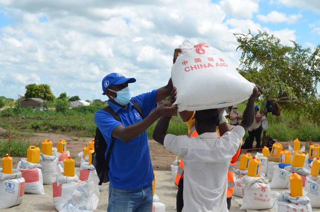 Abel Cossa, un travailleur humanitaire employé par le PAM, aide à distribuer de l'assistance.