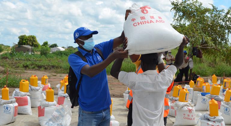 世界粮食计划署雇用的人道主义工作者亚贝尔·科萨(Abel Cossa)正在帮助分发援助物资。