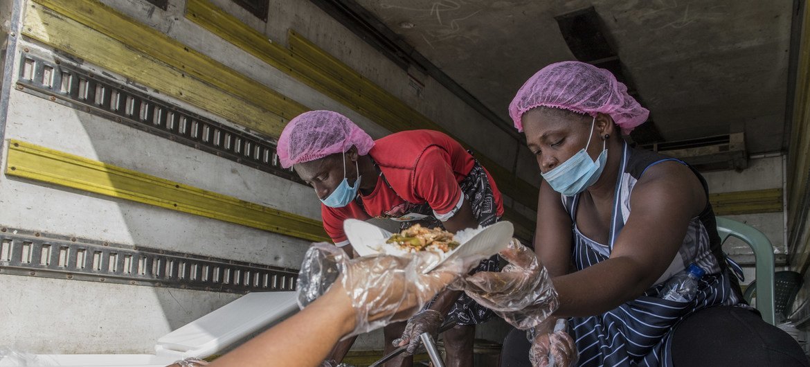 Distribuíção alimentar na cidade da Beira após o ciclone Idai