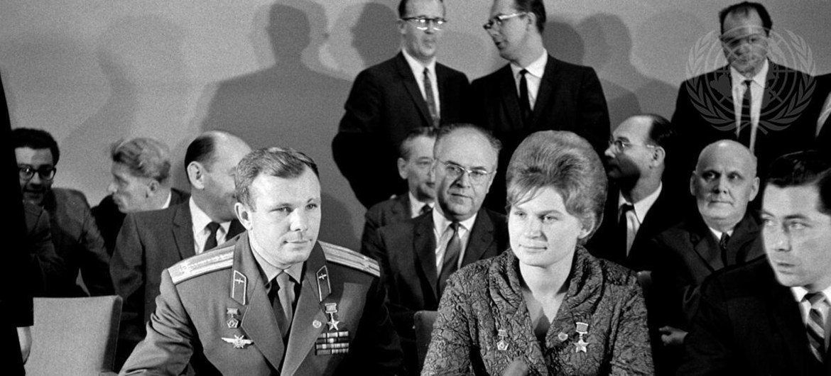 Os cosmonautas soviéticos Yuri Gagarin e Valentina Tereshkova durante sua visita à sede das Nações Unidas