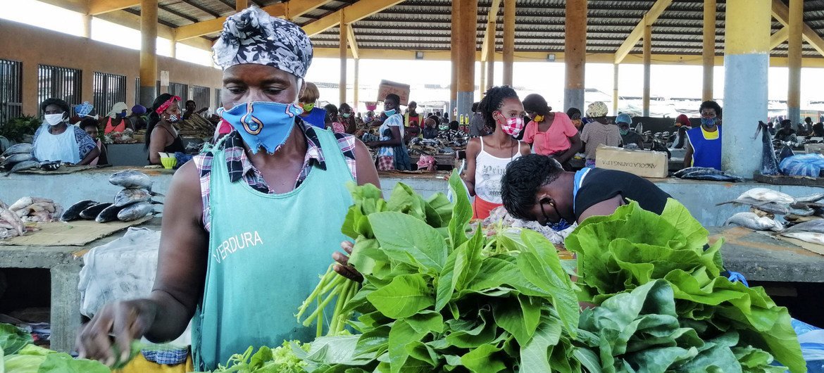 Los comerciantes de este mercado de Luanda, la capital de Angola, han establecido una serie de medidas para protegerse durante la pandemia de COVID-19.