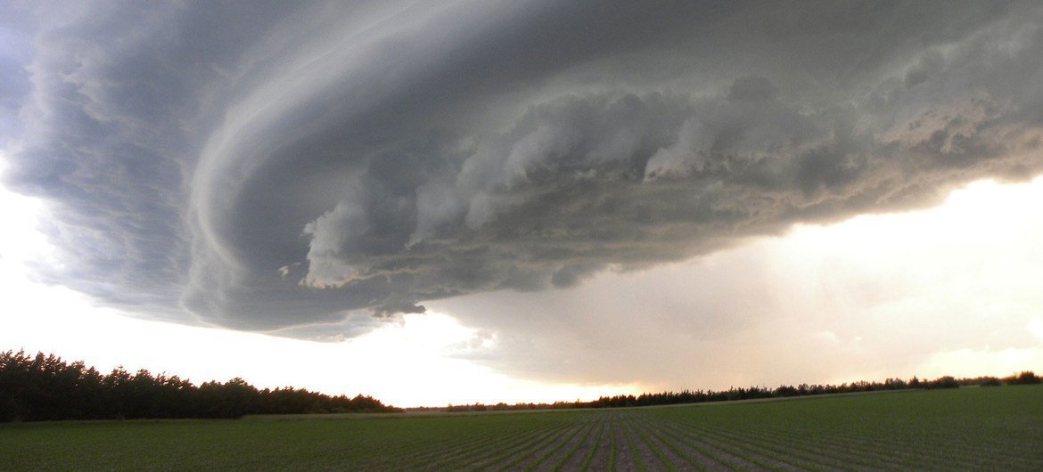 Graças a cálculos matemáticos, é possível prever eventos climáticos com bastante antecedência. 