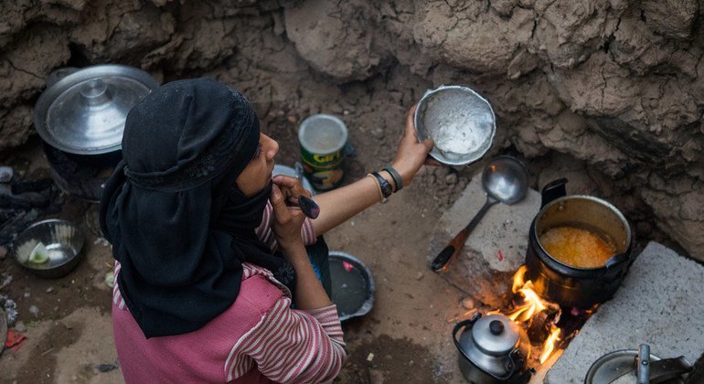 Жительница Йемена собирает мусор на улицах, чтобы разжечь плиту. 