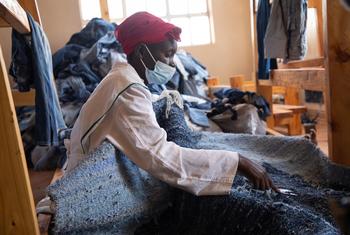 Mfanayakazi katika kampuni ya Africa Collext Textiles.