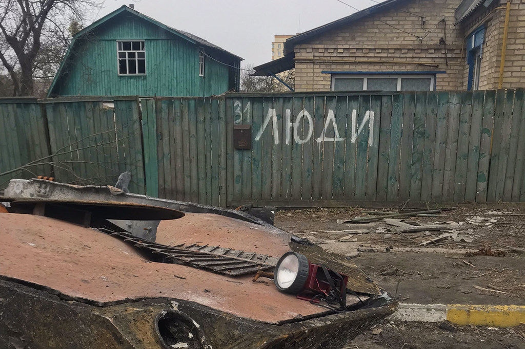 Un tanque destruido en Bucha, en las afueras de Kyiv, en Ucrania.