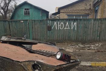 Un tanque destruido en Bucha, en las afueras de Kyiv, en Ucrania.
