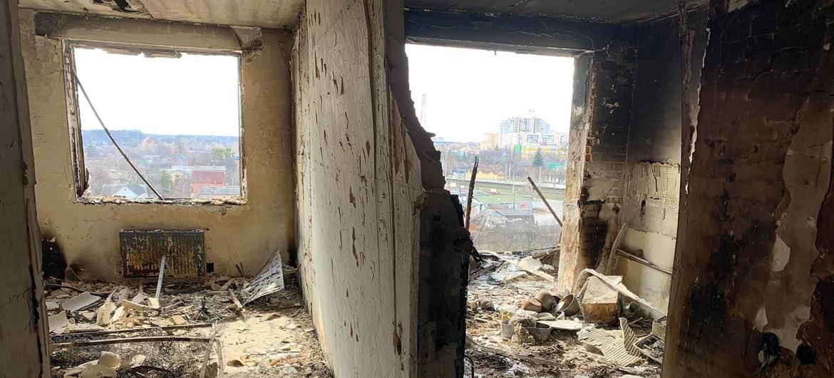 Destrucción en el interior de un edificio residencial en Bucha, en las afueras de Kiev (Ucrania).
