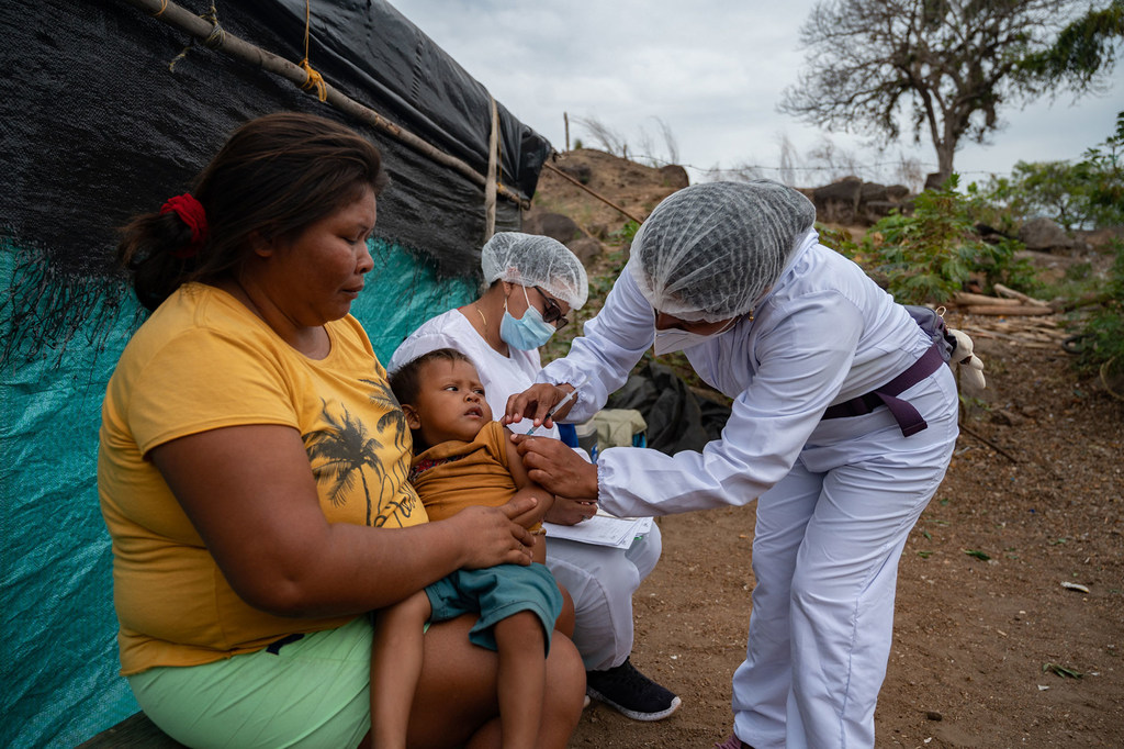 Vacunaciones contra el COVID-19 en comunidades indígenas en Colombia