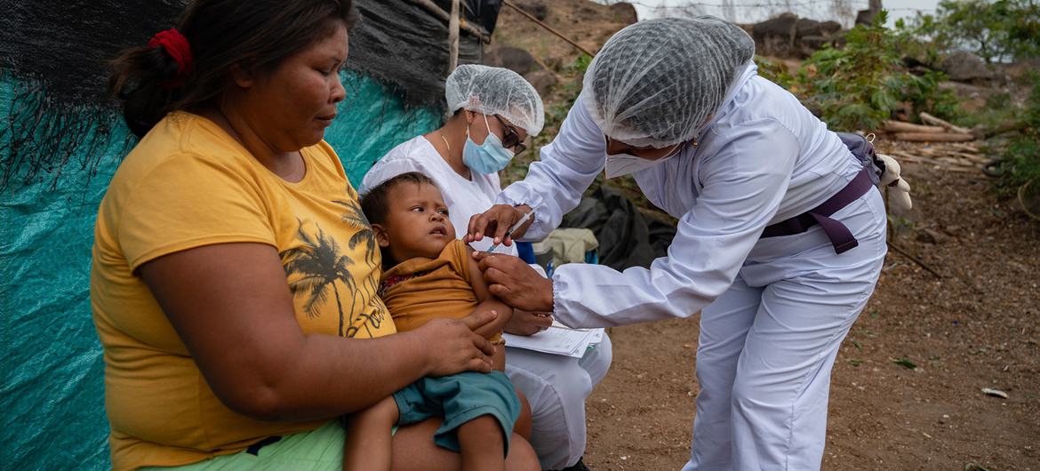 Vaccination contre la Covid-19 dans une communauté autochtone en Colombie.