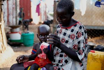 在南苏丹，一位祖母在照顾她17个月大营养不良的孙子。