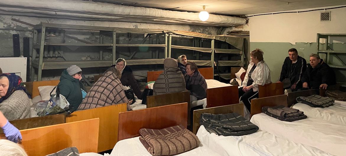 Пациенты в подвальном убежище Нововолынской больницы на западе Украины. 
