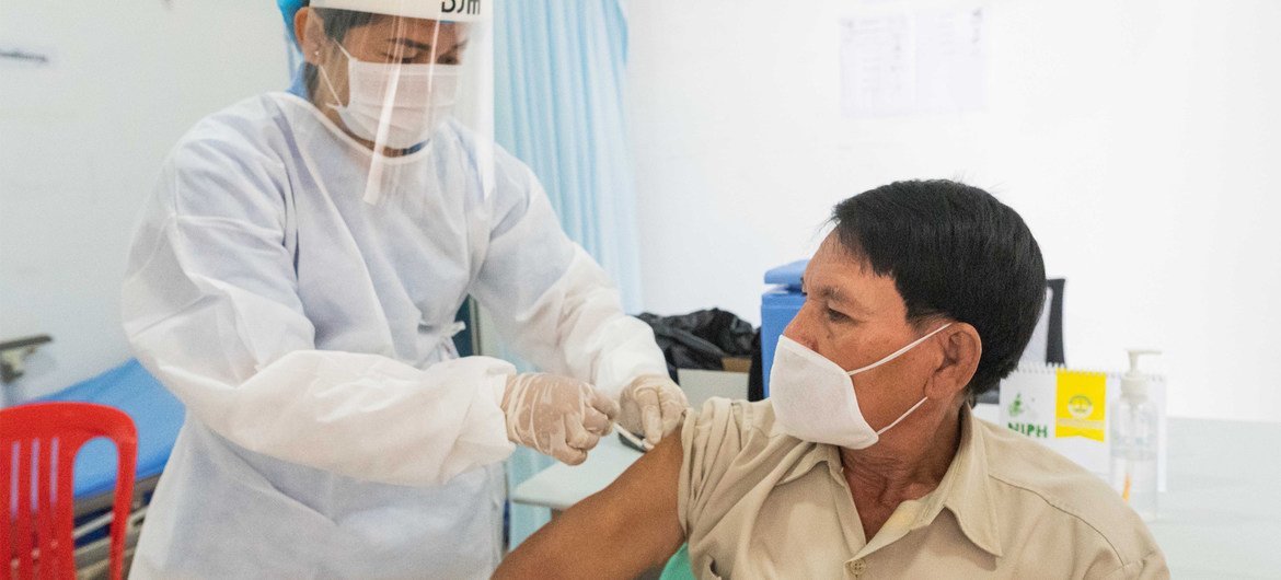 In March, representatives from UNICEF and WHO visited hospitals in Phnom Penh, capital of Cambodia to monitor the progress of COVID-19 vaccination through COVAX. 