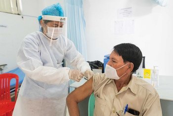 柬埔寨金边的居民正在接受新冠疫苗接种。
