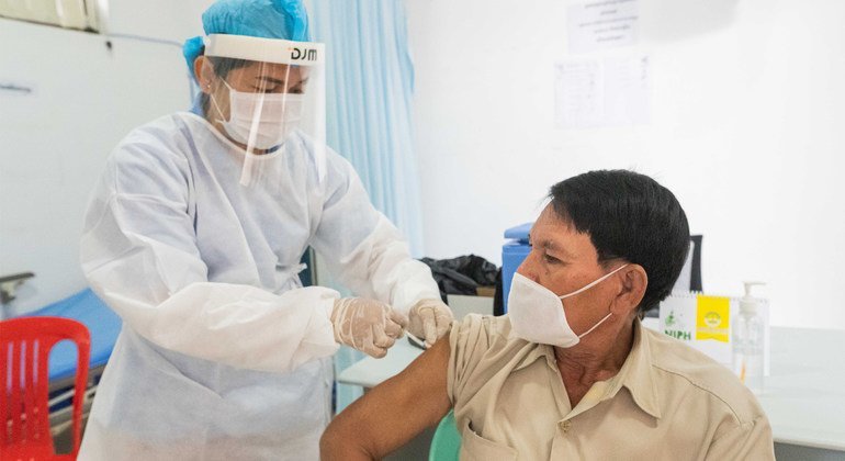 في بداية آذار/مارس، أجرى ممثلون من اليونيسف ومنظمة الصحة العالمية زيارة لمستشفيات في عاصمة كمبوديا، بنوم بنه، للاطلاع على التقدم المحرز في التطعيم ضد كوفيد-19