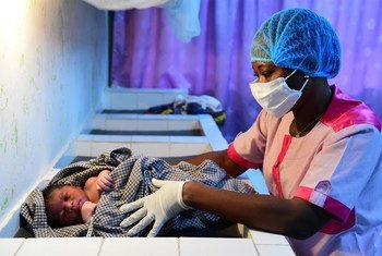 Медсестры носят маски и перчатки  для защиты от коронавируса в медицинском центре Порт-Бует, пригороде Абиджана, на юге Кот-д'Ивуара. Защитные средства они получили от ООН