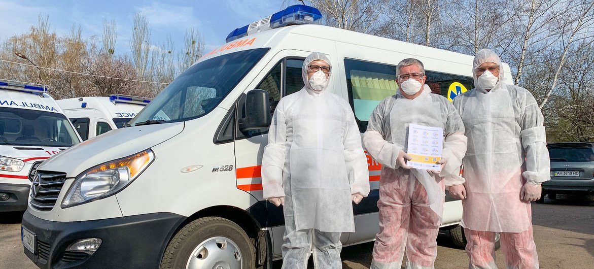 Trabajadores de salud en Ucrania reciben sumistros de ayuda de la ONU para protegerse del coronavirus.