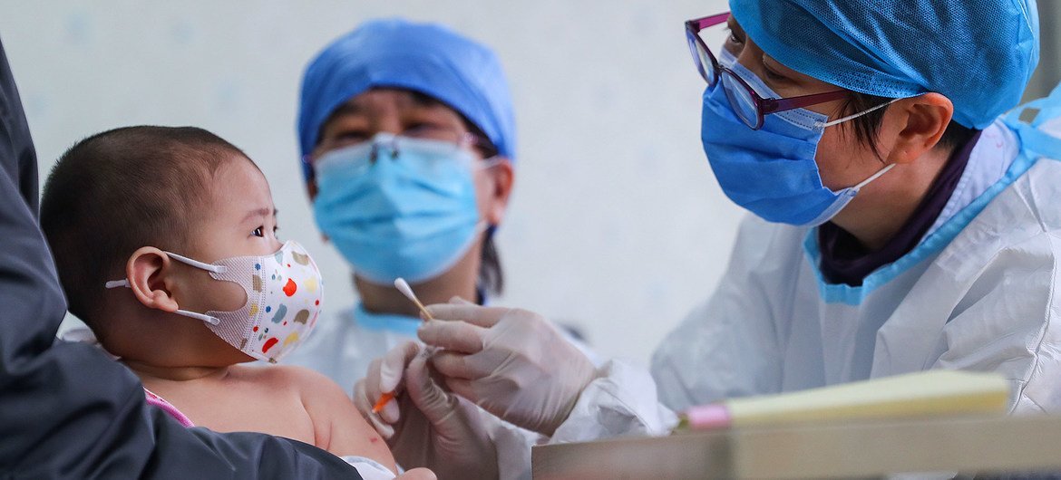 Un bebé de 6 meses recibe una vacuna en un centro de salud comunitario en Beijing, China.