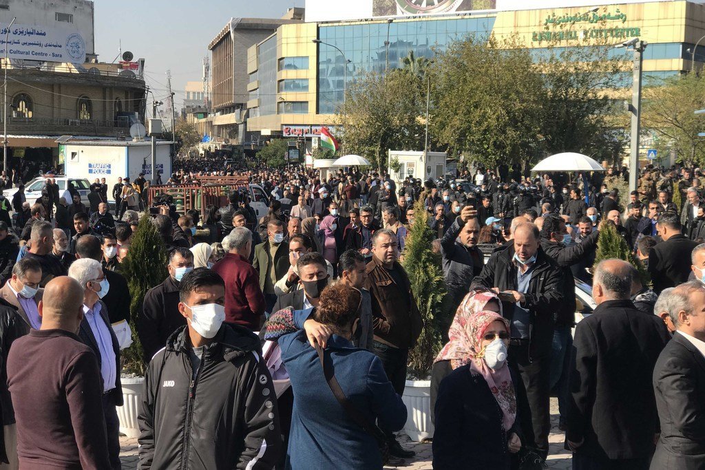 تقليص حرية التعبير بشكل متزايد في إقليم كردستان العراق. يتجمع الناس في مركز السليمانية، مدينة السليمانية، إقليم كردستان ، 2 ديسمبر 2020.