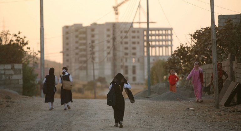 فتيات كرديات يعدن إلى المنزل من المدرسة في مدينة دهوك شمالي إقليم كردستان العراق.