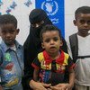 也门亚丁，一位母亲带着她的孩子在世界粮食计划署支持的诊所进行营养检查。