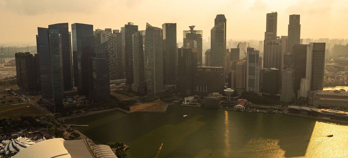 सिंगापुर में एक नगरी इलाक़े का दृश्य