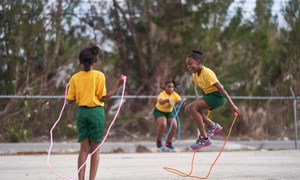 巴哈马阿巴科岛的儿童正在校园内玩耍。