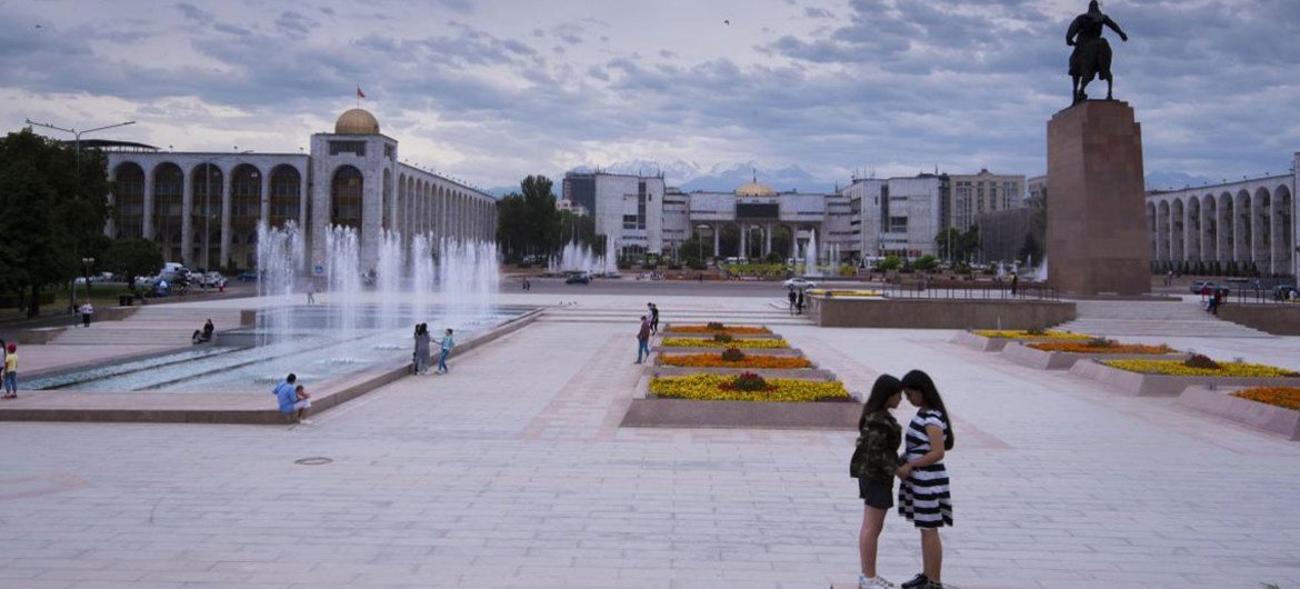 Две киргизские девушки в центре Бишкека