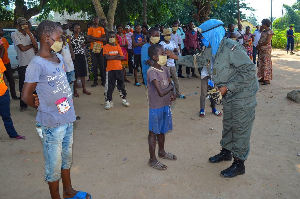 联合国警察在刚果民主共和国的卡南加地区向弱势儿童介绍如何预防新冠病毒。
