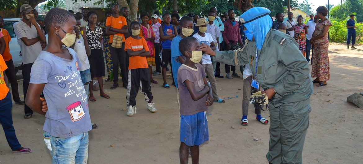 联合国警察在刚果民主共和国的卡南加地区向弱势儿童介绍如何预防新冠病毒。