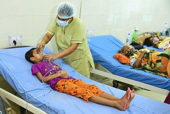 Mtoto akipokea matibabu ya oksijeni katika hospitali katika Jimbo la Bengal Magharibi nchini India.