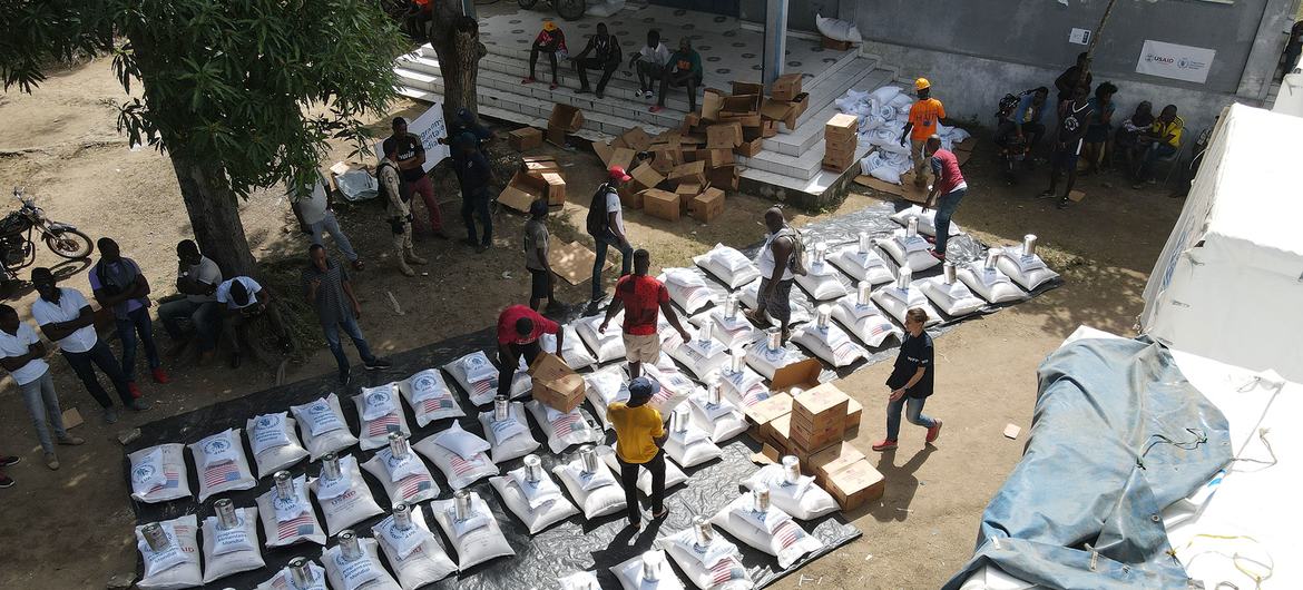 De l'aide alimentaire d'urgence est préparée pour être distribuée à des Haïtiens.