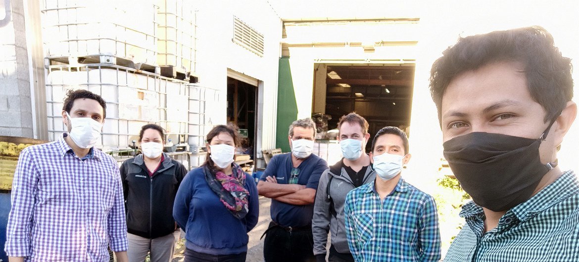 Jóvenes científicos participantes en la creación de una mascarilla bactericida y antiviral en Argentina