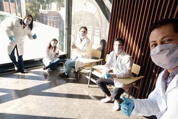 Jóvenes científicos becarios del proyecto de investigación que creó la mascarilla bactericida y antiviral en el Laboratorio de Polímeros y materiales compuestos de la facultad de Ciencias Exactas de la Universidad de Buenos Aires