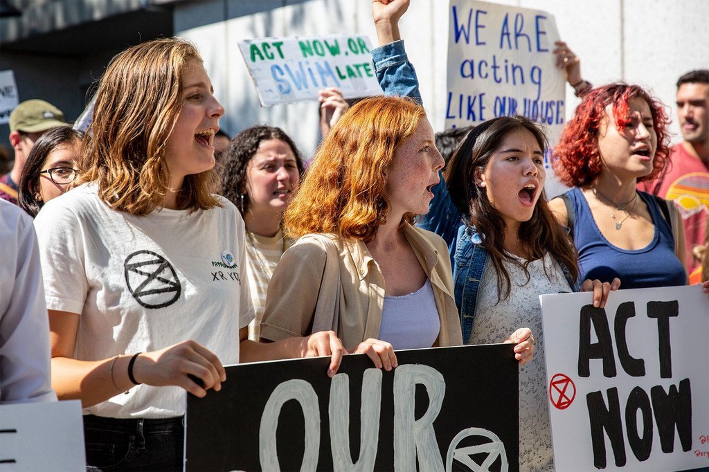 مظاهرة شبابية من أجل العمل المناخي في نيويورك، أغسطس 2019، كجزء من الإضرابات المدرسية المسماة "أيام جمعة من أجل المستقبل."