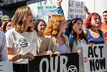 Jóvenes del movimiento "Viernes por el futuro" manifestándose a favor de una acción climática. Nueva York, agosto de 2019