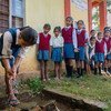 Alunos esperam na fila para lavar as mãos em uma escola em Meghalaya, na Índia.