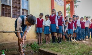 Alunos esperam na fila para lavar as mãos em uma escola em Meghalaya, na Índia.