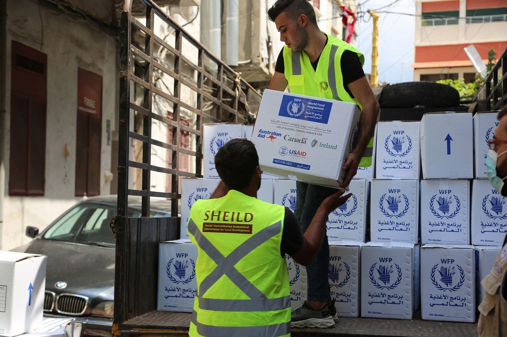 工人们在黎巴嫩的卡拉古西安中心卸载世界粮食计划署的食品援助物资
