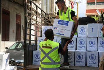 工人们在黎巴嫩的卡拉古西安中心卸载世界粮食计划署的食品援助物资