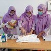 Estudiantes de obstetricia en la ciudad afgana de Kandahar aprendinedo las habilidades necesarias para salvar vidas.