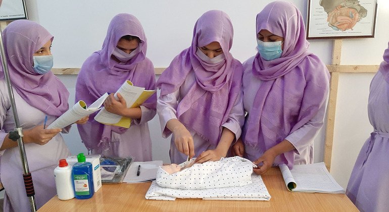 طالبات يتدربن على مهنة القبالة في قندهار.