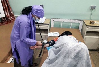 अफ़ग़ानिस्तान के कन्दहार में एक अफ़ग़ान महिला की स्वास्थ्य जाँच की जा रही है. 