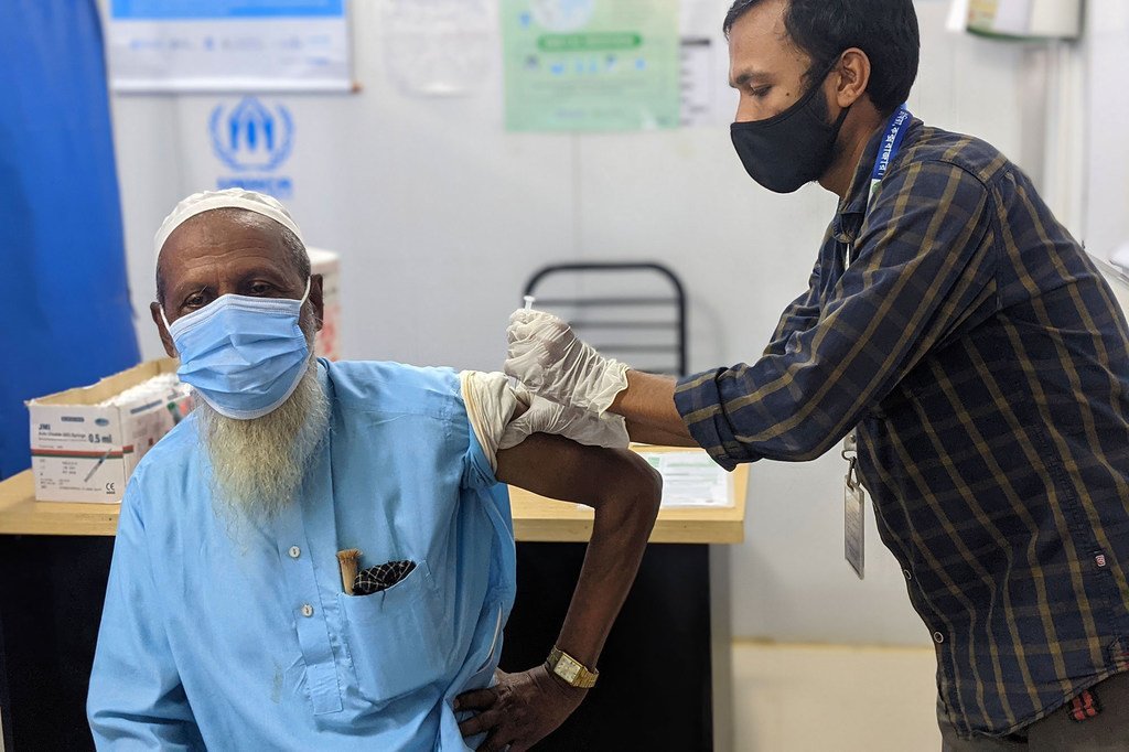 Un réfugié rohingya est vacciné contre la Covid-19 au Bangladesh. Les pays à faible revenu n'ont vacciné qu'environ 2 % de leur population.