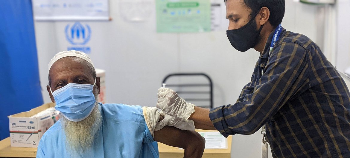 बांग्लादेश में, एक रोहिंज्या शरणार्थी को, कोविड-19 वैक्सीन का टीका लगाए जाते हुए. अगस्त 2021 तक प्राप्त औसत आँकड़ों के अनुसार, निम्न आय वाले देशों की केवल लगभग 2 प्रतिशत आबादी का ही टीकाकरण हो सका है.