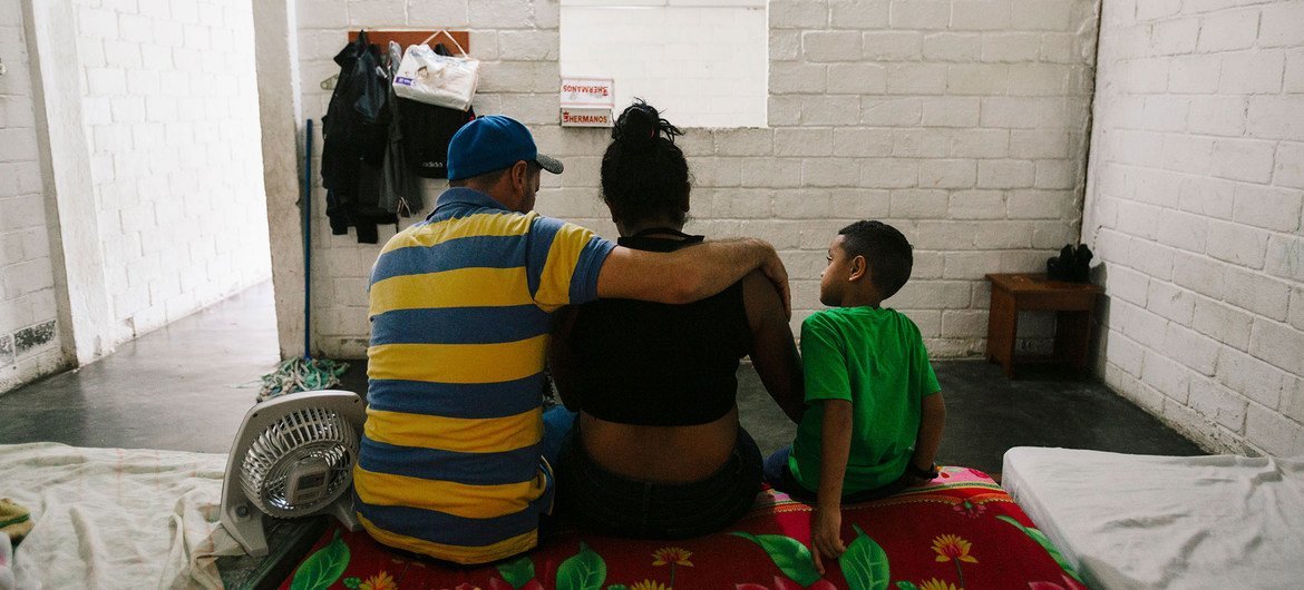 Familia guatemalteca migrante en un refugio en Tapachula, México.