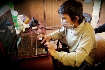 Jovem acompanha aula online durante a pandemia.