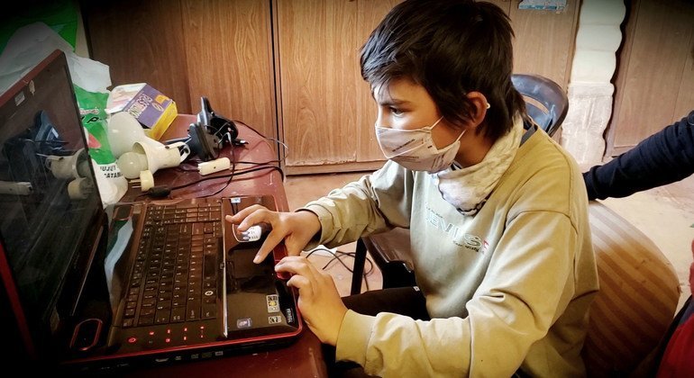 Jovem acompanha aula online durante a pandemia.