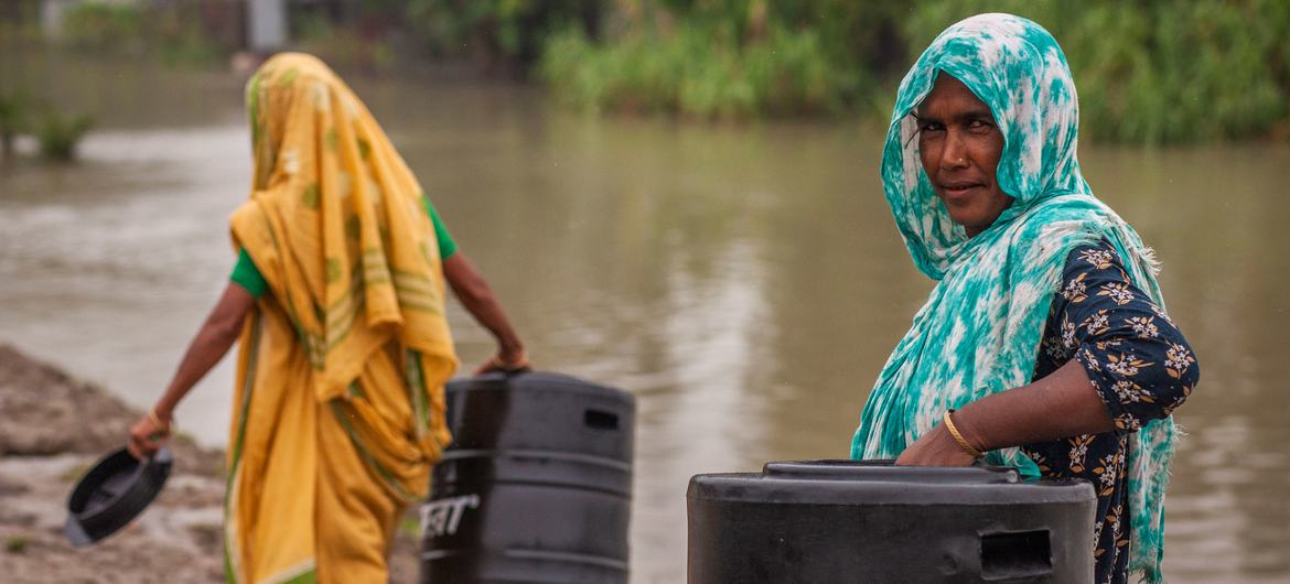 Las mujeres se cuentan entre los grupos más afectados por las inundaciones en Bangladesh.
