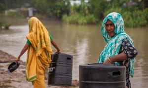 Des femmes se préparent à des inondations à Kurigram, au Bangladesh.
